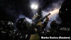 Policija ispaljuje suzavac na protestu u Beogradu, 10. jul