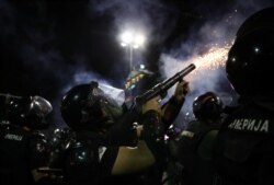 Policija ispaljuje suzavac na demonstrante u Beogradu, 10. jul