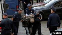 Povod za protest opozicije: Privođenje uhapšenih iz Srbije na saslušanje