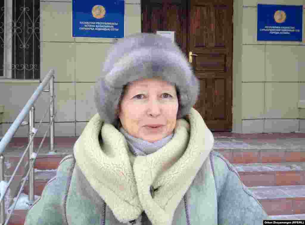 Жительница Павлодара Руза Бейсенбайтеги выиграла суд против банка в споре о языках. Предпринимательница из Павлодара подала иск из-за того, что в банке, который «не оказывает услуг на казахском языке», неправильно написали ее имя и фамилию – в квитанции вместо казахских букв отпечатались различные знаки препинания. Потребитель обратилась к сотрудникам банка о необходимости исправления недочетов. Однако банк сослался на отсутствие компьютерной программы, считывающей казахские буквы, и не выполнил требование потребителя. 