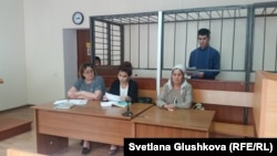 Подсудимый Сатымжан Азатов в Сарыаркинском районном суде № 2 зачитывает отвод судье Болату Пазылову. Перед ним (справа налево) его мать, переводчик и дежурный адвокат. Астана, 8 июня 2017 года. 