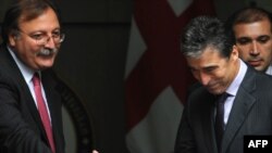 Վրաստանի արտգործնախարար Գրիգոլ Վաշաձե (ձախից) եւ ՆԱՏՕ-ի գլխավոր քարտուղար Անդերս Ֆոգ Ռասմուսեն, Թբիլիսի, 1-ը հոկտեմբերի, 2010թ.