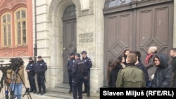 Policija na ulazu u zgradu Rektorata, 31. mart 2026.