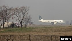 "Пакистан эл аралык аба жолдору" компаниясынын учагы Исламабаддын аэропортунан абага көтөрүлүп баратат. 