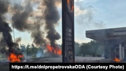 За даними ДСНС, унаслідок атаки виникла пожежа – горіли ємність із газом та вантажний автомобіль. Фото ілюстративне 