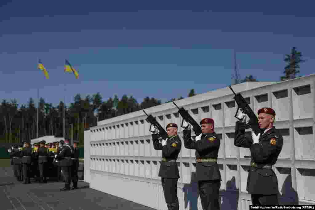 Салютна команда здійснює три залпи