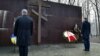 Президент Украины Петр Порошенко и президент Польши Анджей Дуда возлагают венки к памятнику полякам, убитым НКВД в 1940 году под Харьковом 