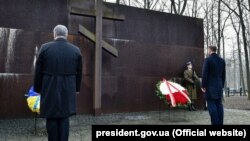 Президент Украины Петр Порошенко и президент Польши Анджей Дуда возлагают венки к памятнику полякам, убитым НКВД в 1940 году под Харьковом. 13 декабря 2017 года.
