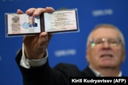 Владимир Жириновский, ветеран президентских выборов, демонстрирует свое кандидатское удостоверение