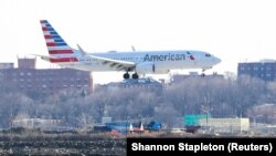 Нью-Йорк аэропортига қўнаётган American Airlines авиаширкати учоғи