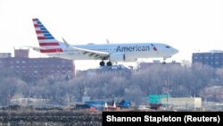 Самолет American Airlines заходит на посадку в аэропорту Нью-Йорка 