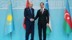 Türkmenistanyň prezidenti Serdar Berdimuhamedow (sagda) we Türkiýäniň prezidenti Rejep Taýyp Erdogan. Ankara