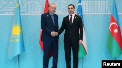 Türkmenistanyň prezidenti Serdar Berdimuhamedow (sagda) we Türkiýäniň prezidenti Rejep Taýyp Erdogan. Ankara