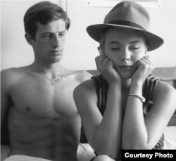 Jean-Paul Belmondo și Jean Seberg în À Bout de Souffle (1960). În preajma acestui film, Godard a declarat că „tot ce-ți trebuie pentru a face un film este o fată și un pistol.”