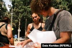 ანა არგანაშვილი ეცნობა შშმ ბიჭის სამედიცინო დოკუმენტაციას