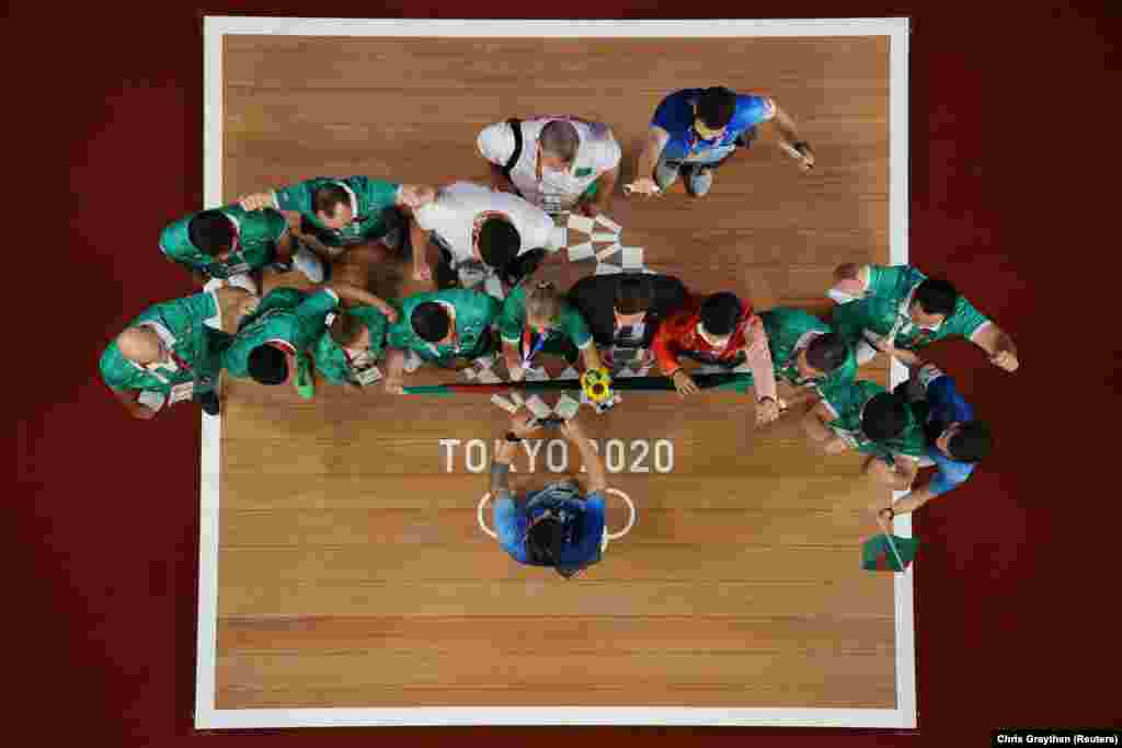 Срібна призерка Поліна Гур&#39;єва з Туркменистану святкує разом із членами своєї команди перемогу у важкій атлетиці, жінки, 59 кг. Токіо, 27 липня 2021 року