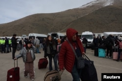 Ljudi prelaze granicu između Turske i Irana 2. marta