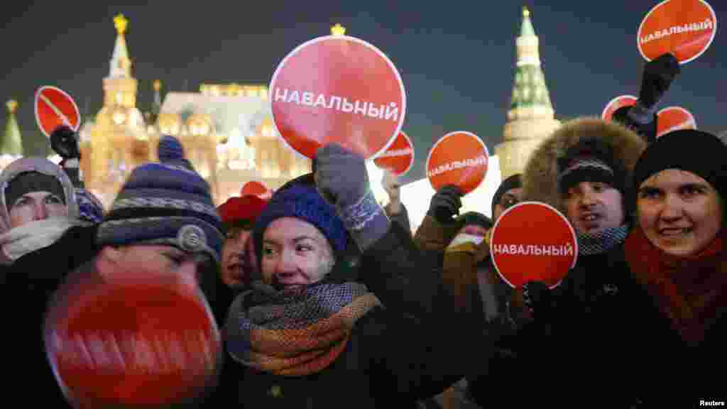 Все второе путинское десятилетие в России нарастало протестное движение. Его главным лицом стал Алексей Навальный, основатель Фонда борьбы с коррупцией, созданного специально для разоблачения криминальной активности высокопоставленных российских чиновников и силовиков. Навального неоднократно арестовывали за несанкционированные митинги и пытались завести на него уголовные дела (дела &quot;Ив Роше&quot; и Кировлеса), но отправить его в тюрьму российские власти так и не решились