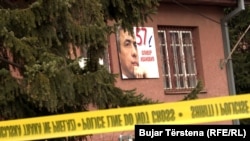 Oliver Ivanović ubijen 16. januara 2018. godine sa šest hitaca u leđa, ispred prostorija njegove stranke u Severnoj Mitrovici. Fotografija napravljena neposredno nakon ubistva ispred prostorija Ivanovićeve stranke.