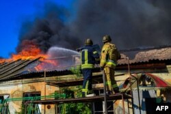 Пожежники гасять пожежу на складі після обстрілу в Херсоні, 19 вересня 2023 року