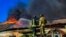 Архізнае ілюстрацыйнае фота. Украінскія ратавальнікі ліквідуюць пажар пасьля абстрэлу Херсона, 19 верасьня 2023 году 