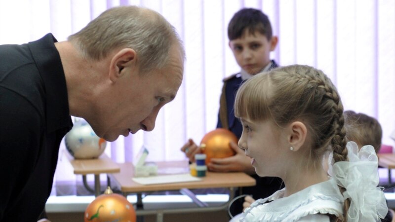 Putin rus dilinə ‘müharibə elan edənlərdən’ danışıb