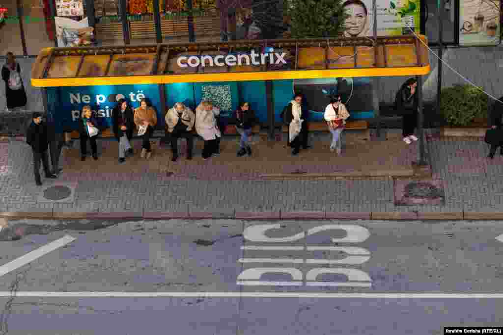 Stanovnici su na stajalištima ili čekali autobuse ili su se odmarali dok ne pronađu alternativno rješenje.