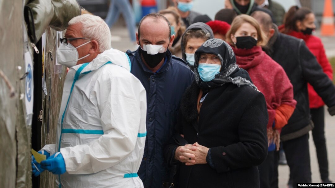 Red za testiranje ispred Kliničkog centra u Prištini, 12. novembar