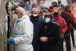 Redovi za testiranje ispred Kliničkog centra u Prištini, novembar 2020