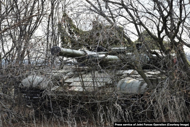 Замаскированный украинский танк во время учений