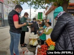 Agricultori și țărani vând în stradă