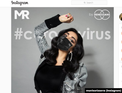 Qizlar ogizlarida va yuzlarida suyuqlik oladi Men qiz barmoqlarini sorishini yaxshi koraman.