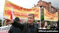 В 2011 года, когда в обществе назрел гражданский протест против правления экс-президента Эдуарда Кокойты, Тедеев возглавил это недовольство и встал рядом с лидером оппозиции Аллой Джиоевой