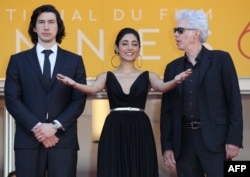 Jim Jarmusch Kann festivalında "Paterson" filminin aktyorları ilə.