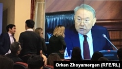 Журналисты следят за выступлением президента Казахстана Нурсултана Назарбаева на заседании правительства. Астана, 9 февраля 2018 года.