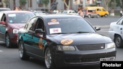 Armenia - A car offers a free ride to Yerevan residents in protest against bus fare hikes, 23Jul2013.