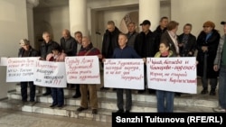 Сүрөтчүлөр үйүн сактап калуу суранычы менен чыккан чыгармачыл жамаат. 17-март, 2026-жыл.