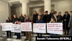 Сүрөтчүлөр үйүнүн жер тилкеси алынышына каршылыгын билдирген чыгармачылык жамааттын акциясы. Бишкек. Март, 2026-жыл.