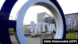 Az MTVA logója a Kunigunda utcai központ előtt 2017. április 7-én. Ide tartozik a Magyar Távirati Iroda is