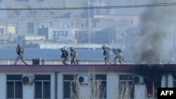 Бійці загону спецпризначення намагаються дістатися до захопленої будівлі дорожньої поліції в Кабулі через дах, 21 січня 2013 року