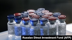 Vaccinul dezvoltat de institutul Gamaleya de la Moscova, aprobat pentru piața din Rusia încă din august 2020. 