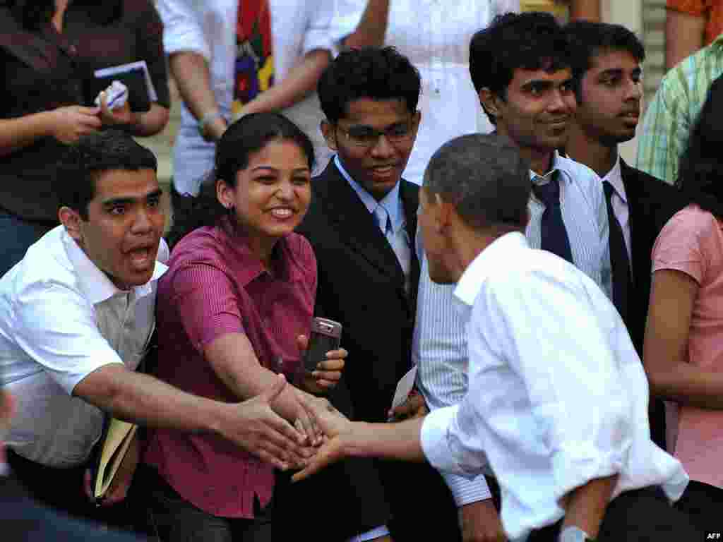 Presidenti amerikan, Barak Obama, përshëndetet me studentët gjatë vizitës në Mumbai... 
