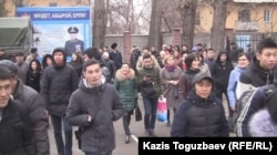 Родственники призывников, прибывших на Алматинский сборный призывной пункт для прощания с ними. Алматы, 9 декабря 2015 года.
