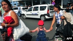 Одна из цыганских семей, прибывших из Лиона, в аэропорту столицы Румынии - Бухареста