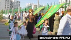 Türkmenistanyň resmi maglumatlaryna görä, 2025-2026-njy okuw ýylynda ýurduň orta mekdeplerine 142 müňden gowrak çaganyň birinji synpa barjagyna garaşylýar. 