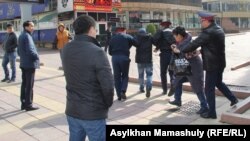 Полиция задерживает собравшихся поддержать активистов Макса Бокаева и Талгата Аяна. Алматы, 23 октября 2016 года.