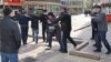 Полиция Атырауда сотқа тартылған белсенділер Макс Боқаев пен Талғат Аянға қолдау көрсетуге жиналған адамдарды ұстап барады. Алматы, 23 қазан 2016 жыл.
