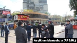 Задержание гражданских активистов, собравшихся в центральной части города на акцию в поддержку активистов Макса Бокаева и Талгата Аяна. Алматы, 23 октября 2016 года.
