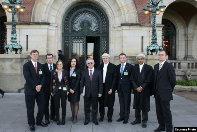 Delegacioni i Kosovës në Gjykatën Ndërkombëtare të Drejtësisë, për të mbrojtur pavarësinë e shtetit. Hagë, 1 dhjetor 2009. (Fotografi nga burimet).