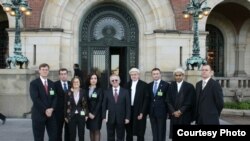 Kosovska delegacija koja je učestvovala u raspravi o legalnosti proglašenja nezavisnosti Kosova pred Međunarodnim sudom pravde, decembar 2009. 